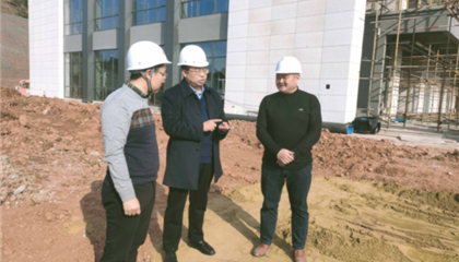 遂寧興業(yè)集團黨委副書記、監(jiān)事會主席、工會主席石鎮(zhèn)槐深入遂寧市興學(xué)商務(wù)中心項目、公共衛(wèi)生臨床醫(yī)療中心一期項目進行實地巡查